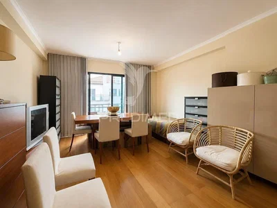 Salón; suelo de madera, luz natural, estilo moderno