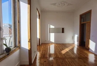 Wohnzimmer; holzboden, tageslicht