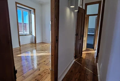 Schlafzimmer; holzboden, tageslicht
