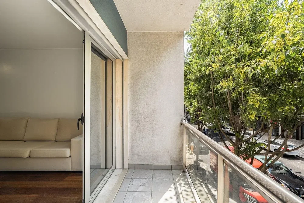 Balkon; manzara, fayans zemin, doğal ışık