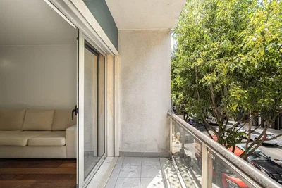 Balkon; manzara, fayans zemin, doğal ışık