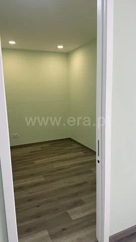 Quarto; chão de madeira, luz natural