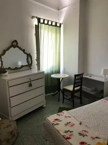 Ložnice; přirozené světlo, dřevěná podlaha
