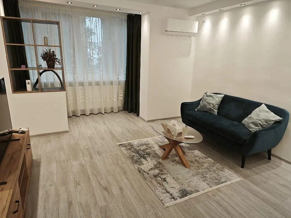 Wohnzimmer; holzboden, tageslicht, moderner stil