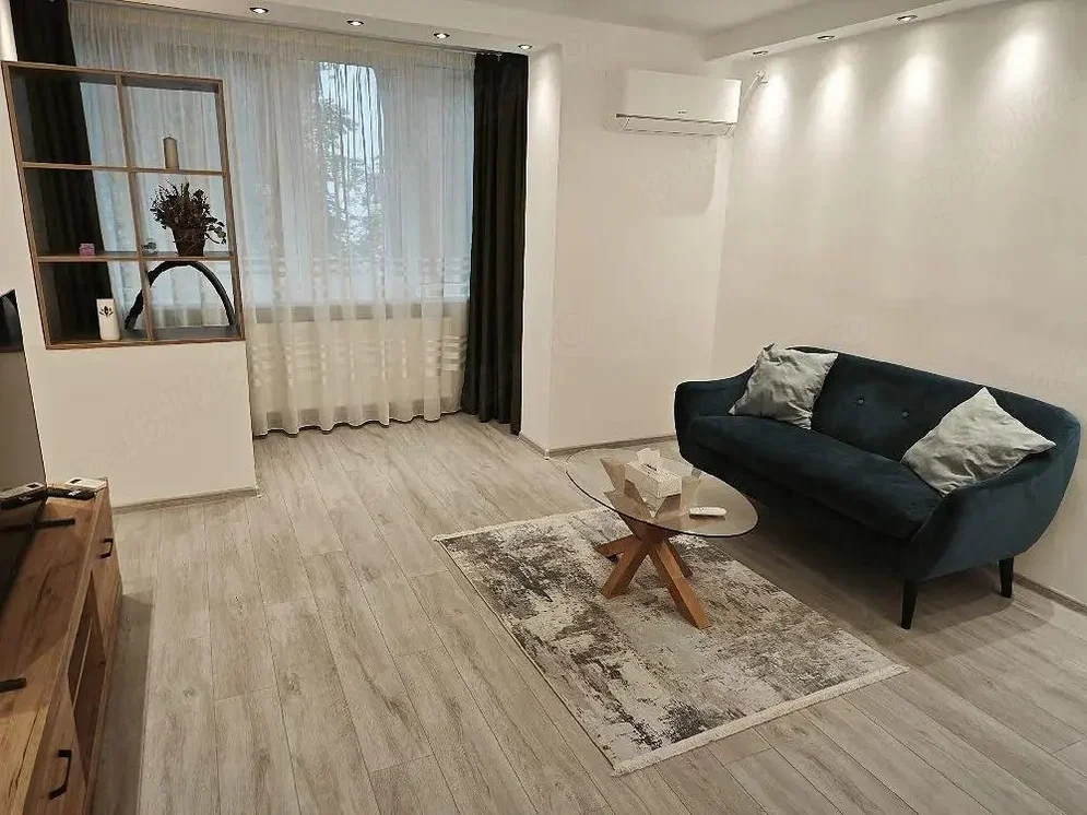 Wohnzimmer; holzboden, tageslicht, moderner stil