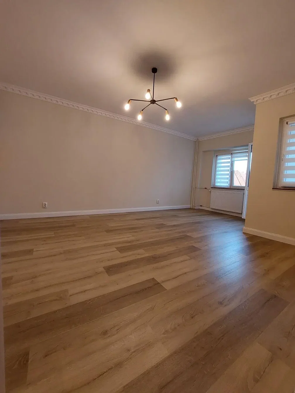 Soggiorno; pavimento in legno, luce naturale
