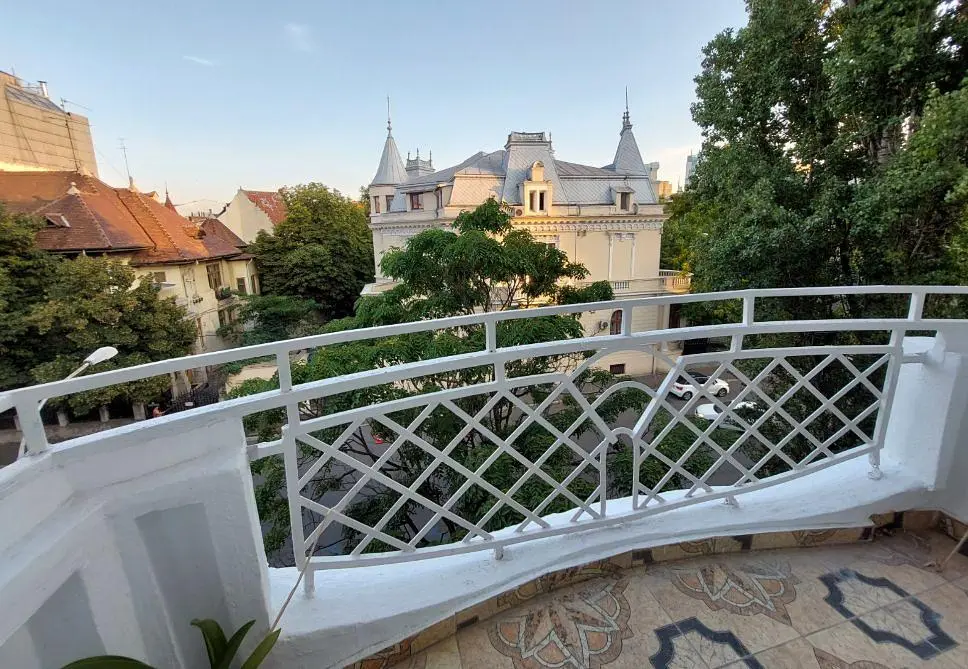 Balcone; vista, pavimento in piastrelle
