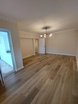 Soggiorno; pavimento in legno, luce naturale