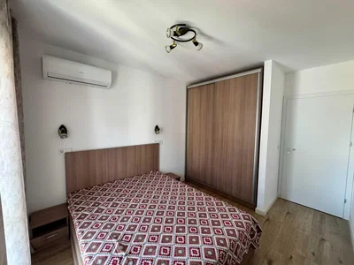 Camera da letto; pavimento in legno, luce naturale