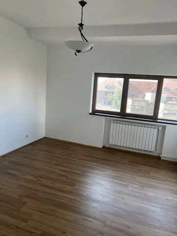 Wohnzimmer; holzboden, tageslicht, renovierungsbedürftig