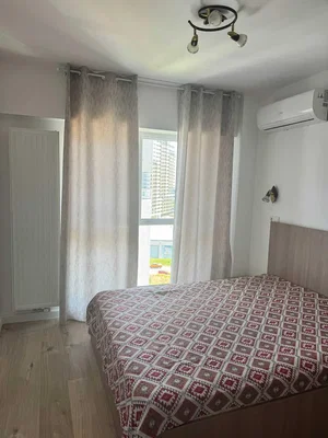 Camera da letto; pavimento in legno, luce naturale
