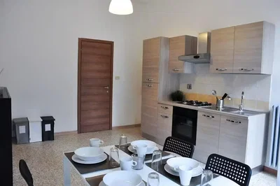 Cocina; electrodomésticos, suelo de baldosas, luz natural