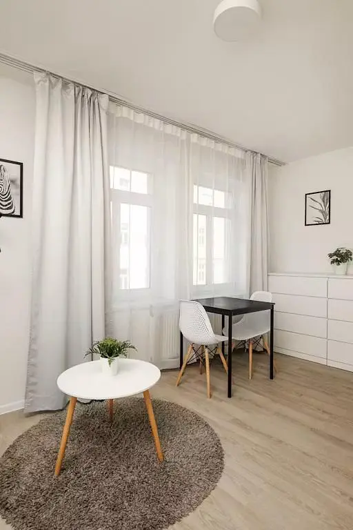 Sala de estar; luz natural, chão de madeira, estilo moderno