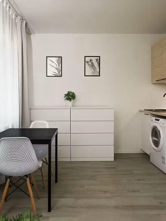 Cozinha; chão de madeira, chão de azulejo, luz natural, estilo moderno