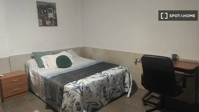 Camera da letto; pavimento in legno, luce naturale