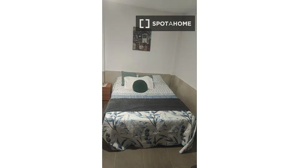 Schlafzimmer; fliesenboden, tageslicht