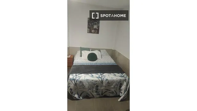 Camera da letto; pavimento in piastrelle, luce naturale