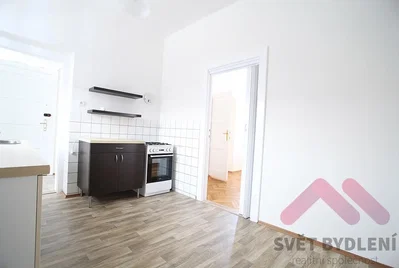 Küche; küchengeräte, fliesenboden, holzboden