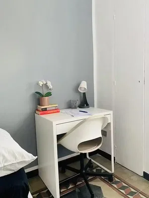 Ložnice; přirozené světlo, dřevěná podlaha