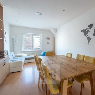 Wohnzimmer; holzboden, tageslicht, moderner stil