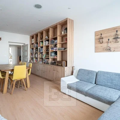 Wohnzimmer; holzboden, tageslicht, moderner stil