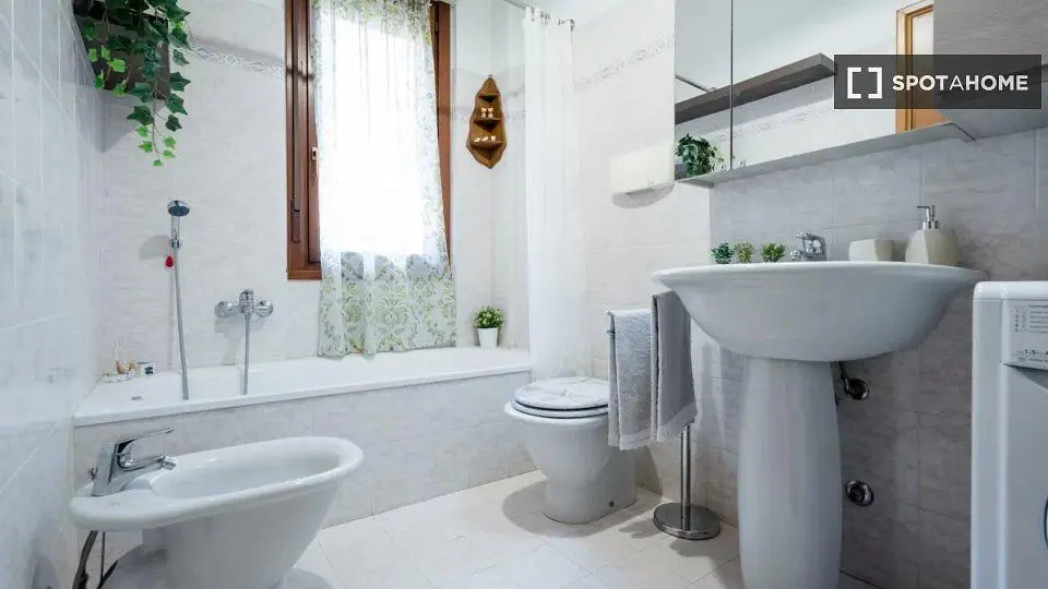 Badezimmer; tageslicht, fliesenboden, renoviert