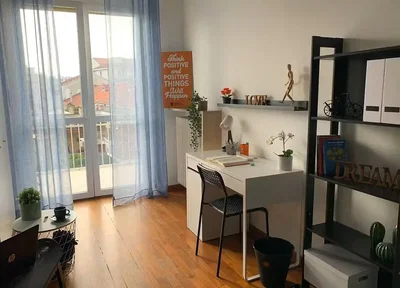 Παιδικό δωμάτιο; ξύλινο πάτωμα, φυσικό φως, μοντέρνο στυλ