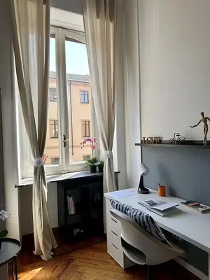 Спалня; дървен под, естествена светлина