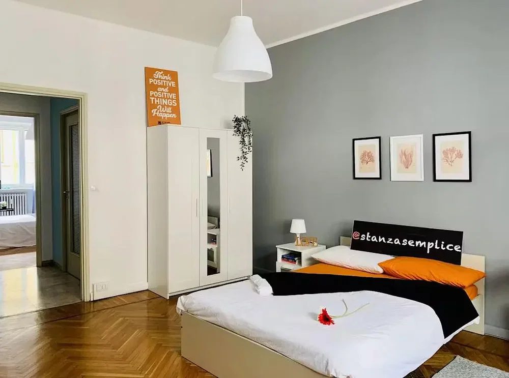 Quarto; chão de madeira, luz natural
