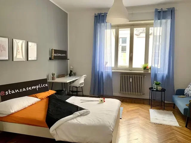 Ložnice; dřevěná podlaha, přirozené světlo