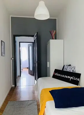 Slaapkamer; houten vloer, natuurlijk licht