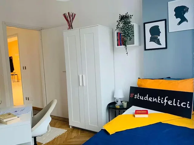 Spalnica; lesena tla, naravna svetloba, sodoben slog