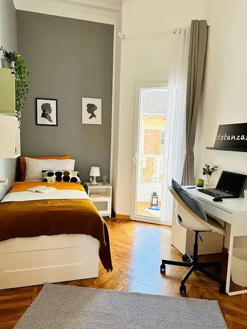 Dormitorio; suelo de madera, luz natural