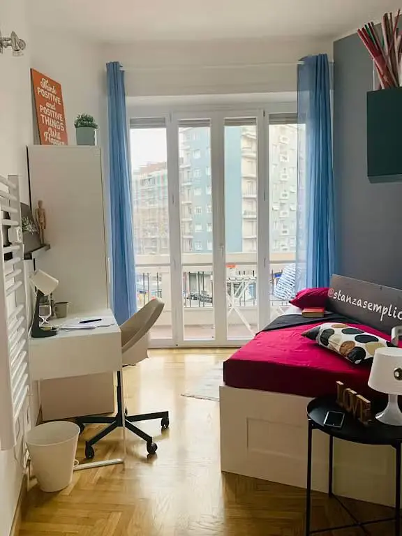 Bedroom; wood floor, natural light, modern style