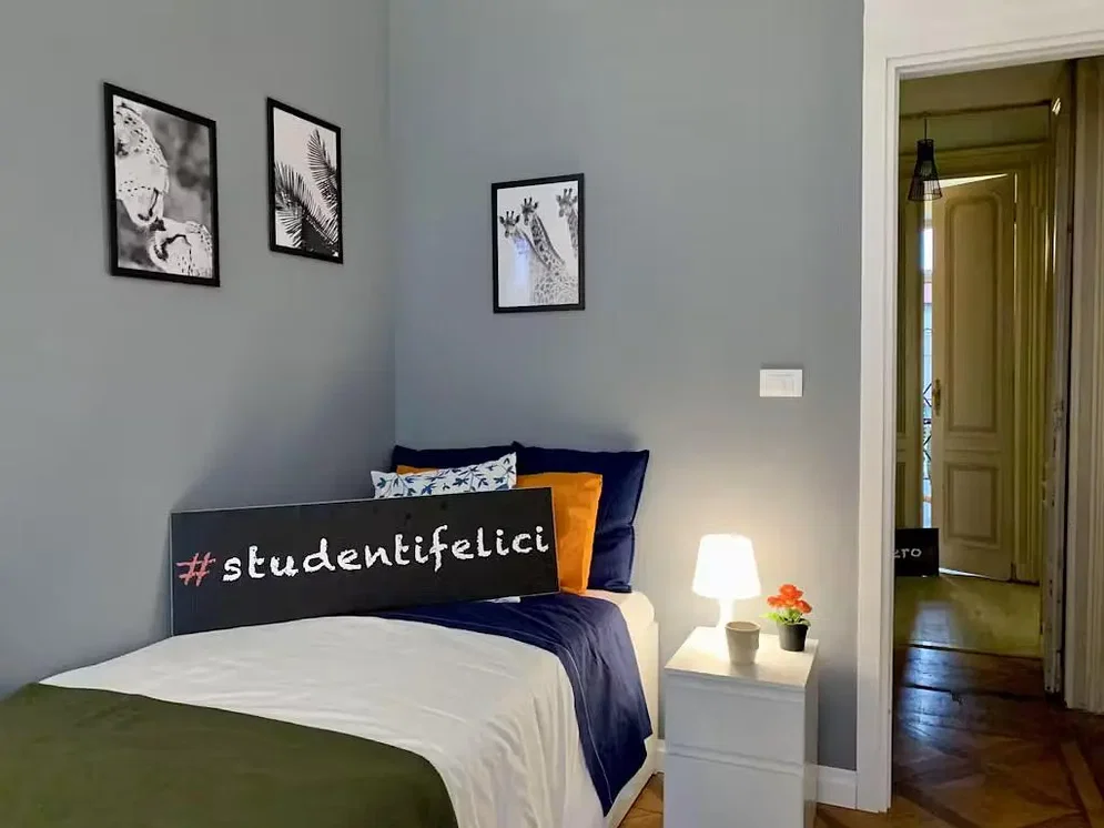 Υπνοδωμάτιο; φυσικό φως, ξύλινο πάτωμα