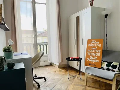 Σαλόνι; φυσικό φως, ξύλινο πάτωμα, μοντέρνο στυλ
