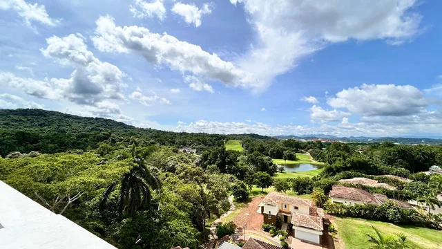 Casa y alrededores; vista, luz natural