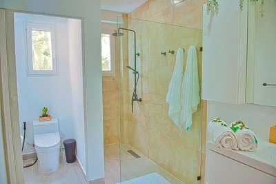 Baño; suelo de baldosas, luz natural