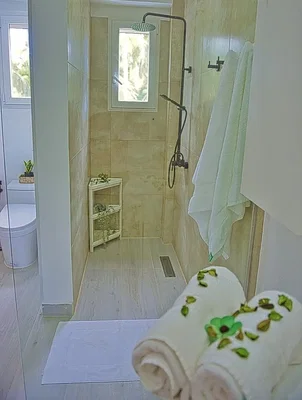 Baño; luz natural, suelo de baldosas