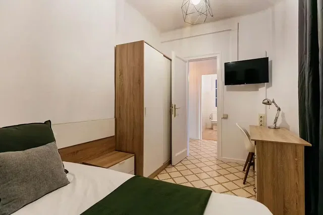 Ložnice; přirozené světlo, dřevěná podlaha