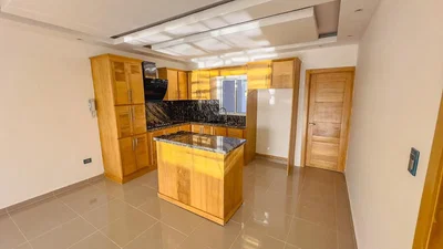 Cucina; elettrodomestici, pavimento in piastrelle, luce naturale