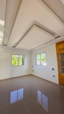 Soggiorno; pavimento in piastrelle, luce naturale, soffitti alti