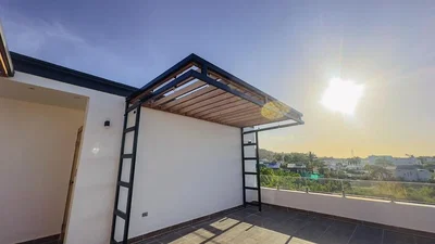 Balcone; vista, luce naturale, pavimento in piastrelle