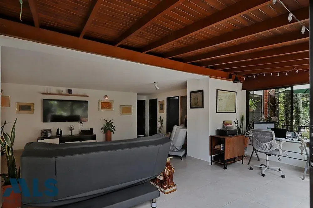 Salon; lumière naturelle, poutres en bois, style moderne