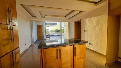 Cucina; pavimento in piastrelle, luce naturale
