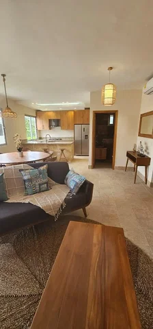 Salón; luz natural, suelo de baldosas, electrodomésticos