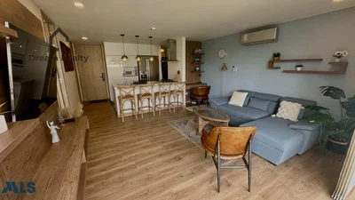 Salon; parquet, lumière naturelle, style moderne, électroménager