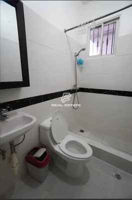 Toilette; fliesenboden, renovierungsbedürftig, tageslicht