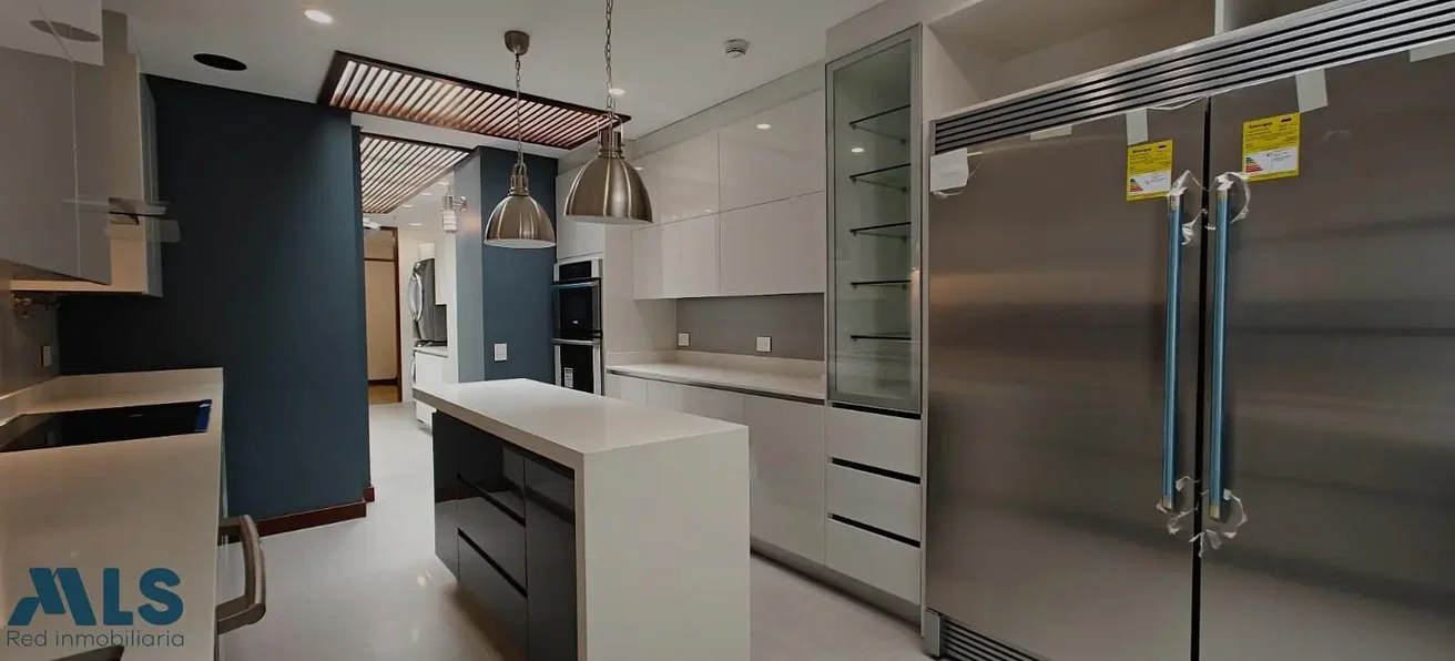 Cozinha; eletrodomésticos, chão de azulejo, luz natural, estilo moderno