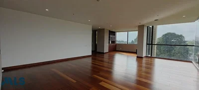 Sala de estar; chão de madeira, luz natural, vista